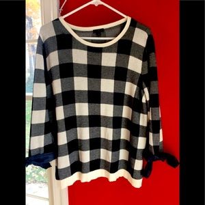 Women’s navy/ white checkered top with 3/4 length sleeves with tie sleeves